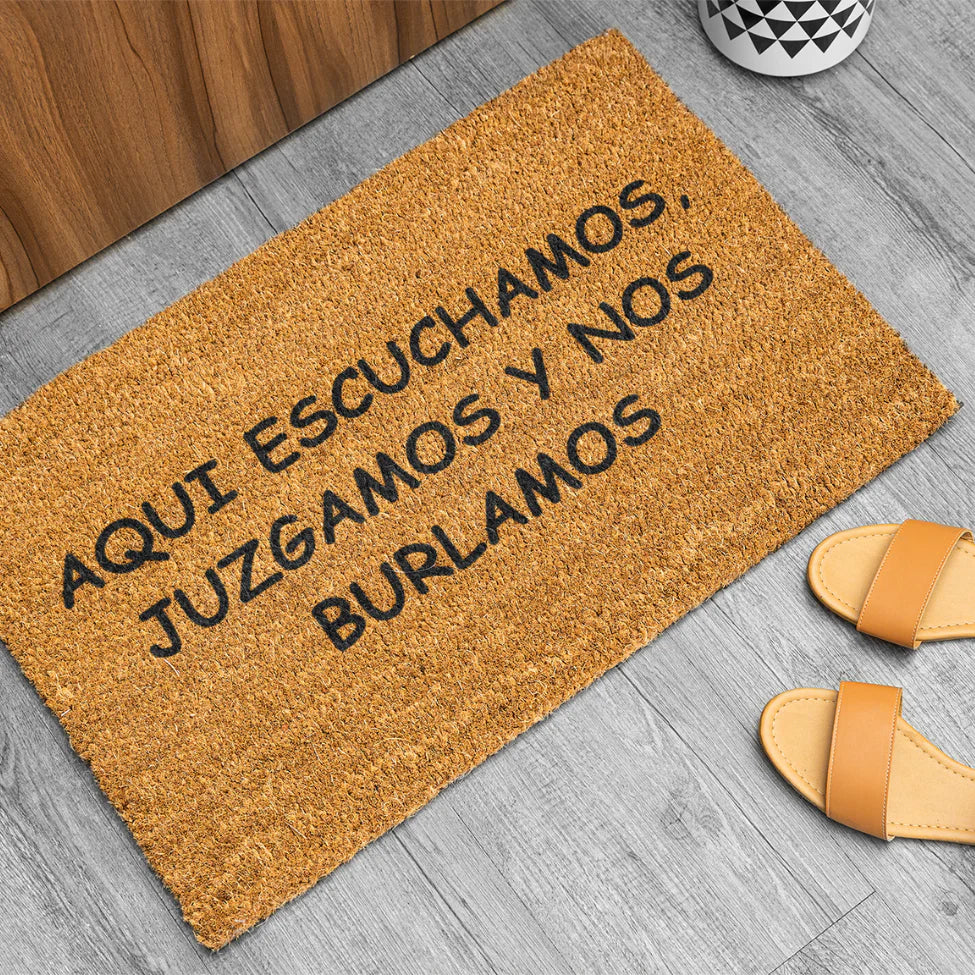 Aqui Escuchamos, Juzgamos Y Nos Burlamos Doormat